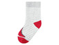Gestreifte Socken in Grau mit roten Akzenten.