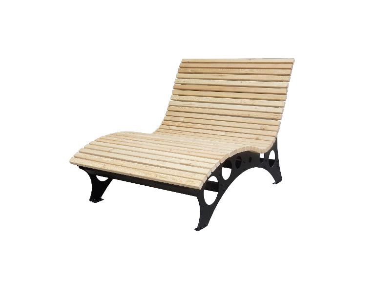 Gartenliege aus Holz mit verstellbarer Rückenlehne und schwarzen Metallbeinen