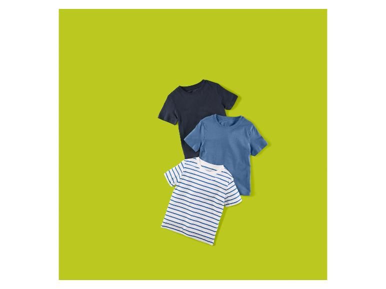 Drei Jungen-T-Shirts: dunkelblau, blau und weiß mit blauen Streifen