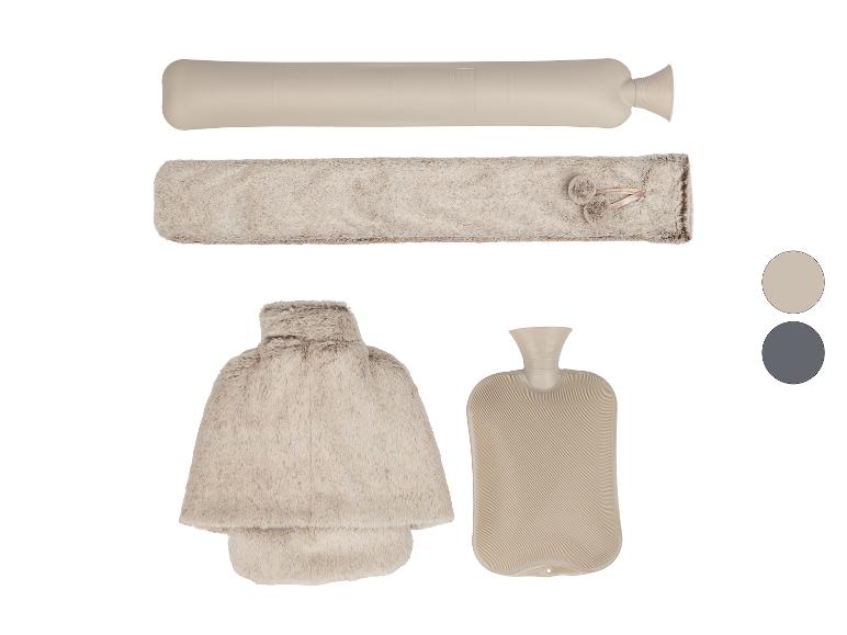 Wärmflaschen in Beige und Grau, in länglicher und Standardform, beide mit Fellbezügen.