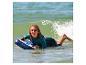 Mädchen mit einem Bodyboard im Wasser.