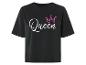Ein schwarzes T-Shirt mit dem Aufdruck 'Queen' und einer rosafarbenen Krone.