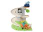 Baumförmiges Spielset mit Dinosauriern und einem blauen Auto.