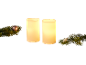Zwei LED-Kerzen mit Tannenzweigen und Weihnachtsschmuck.