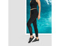 Schwarze Leggings mit Mesh-Details und Sportschuhe zum Trainieren.