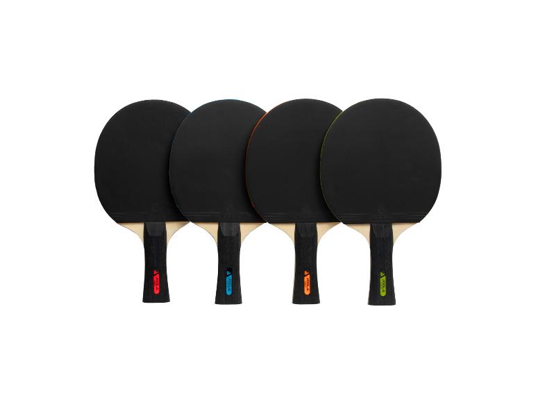 Vier schwarze Tischtennisschläger mit farbigen Kanten und Griffen in Rot, Blau, Orange und Grün.