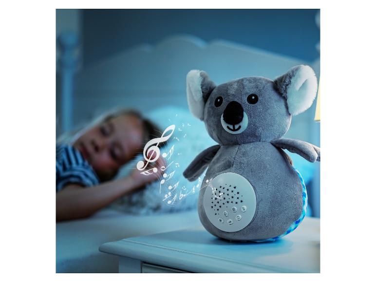 Ein Plüschkoala mit Licht und Musik hilft einem Kind beim Einschlafen.