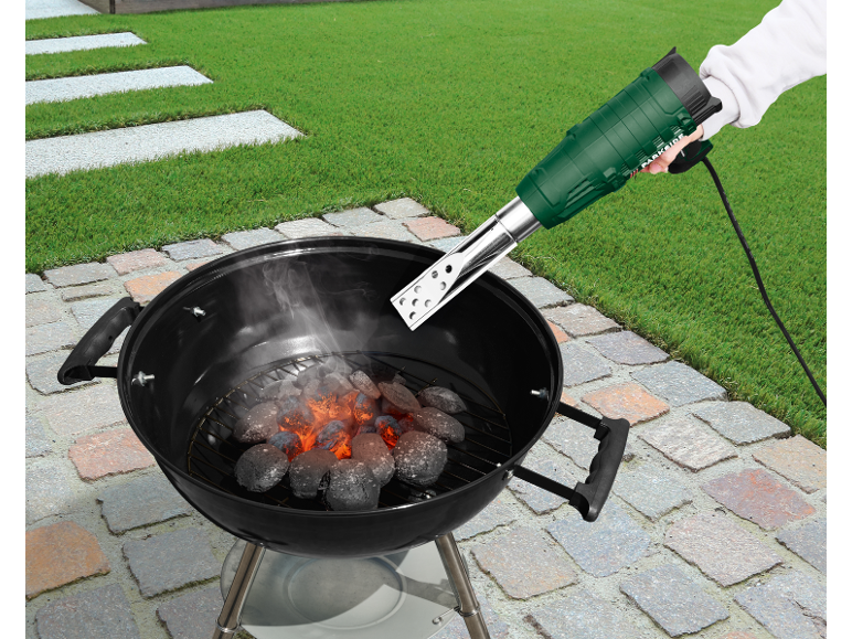 Elektrischer Grillanzünder entzündet Holzkohle in einem Holzkohlegrill.