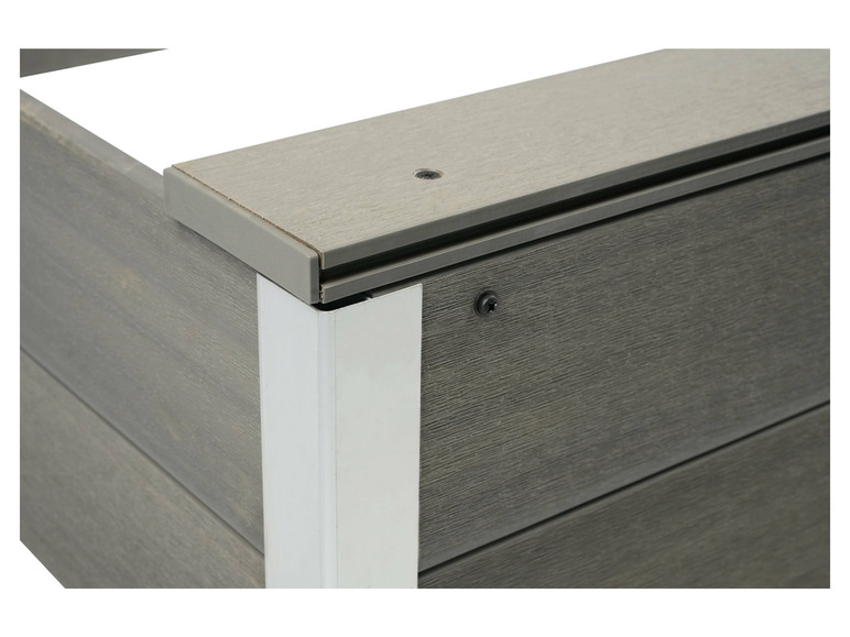 Nahaufnahme eines Holzgewächshauses mit weißem Rand.