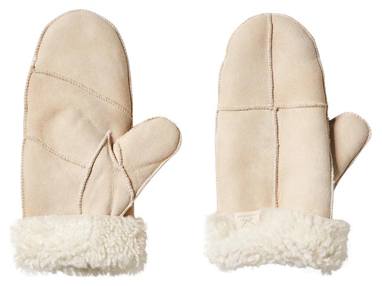 Ein Paar beigefarbene Schaffellfäustlinge mit weichem Wollfutter.