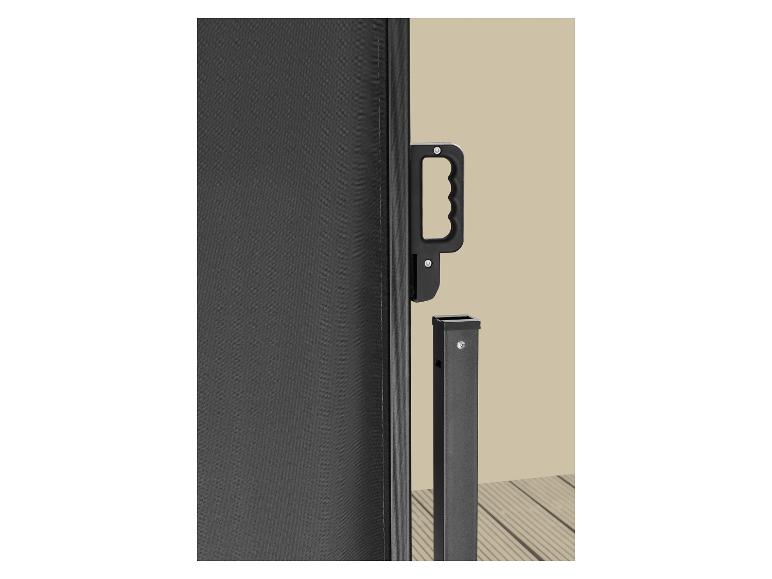 Schwarze Seitenmarkise mit Griff und Stange auf einer Terrasse.