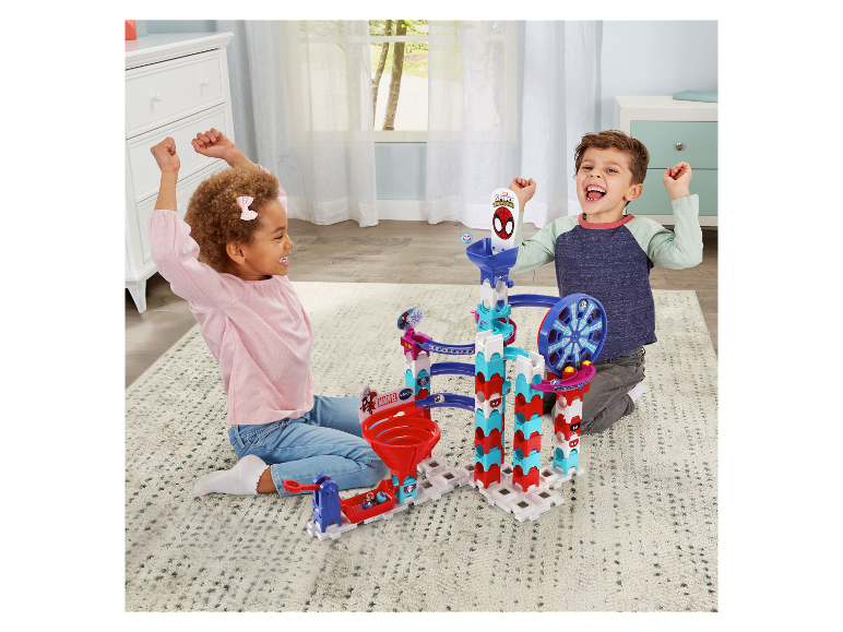 Kinder spielen mit einer VTech Marvel Spider-Man Murmelbahn.