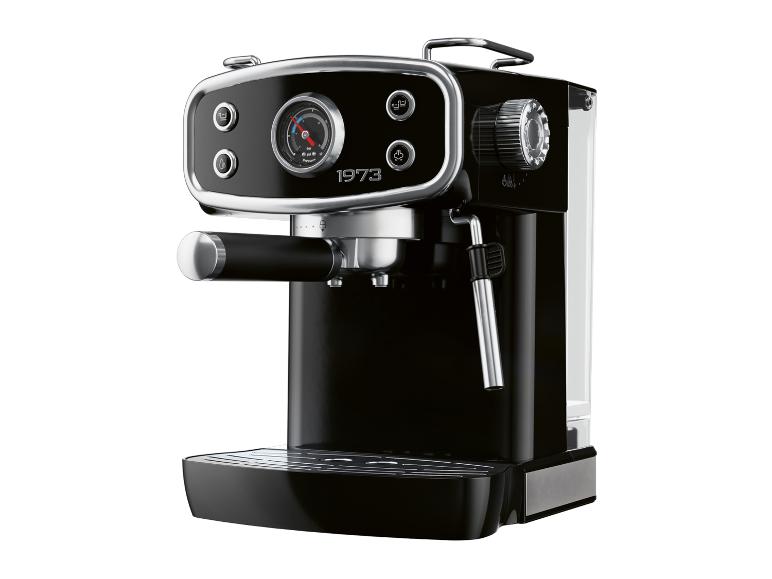 Retro-Kaffeemaschine mit Manometer und Dampfdüse, schwarz mit Chromdetails.