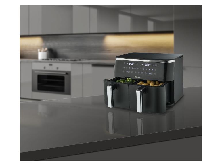 Schwarze Doppel-Heißluftfritteuse mit Brokkoli und Kartoffeln in moderner Küche.