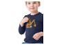 Junge in dunkelblauem Langarmshirt mit Bagger- und Dinosaurier-Motiv.