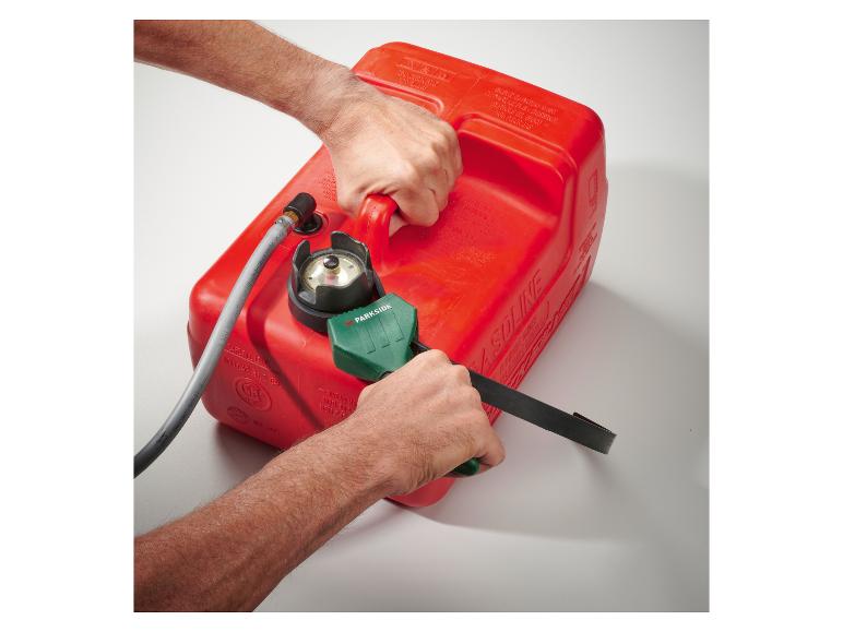 Roter PARKSIDE Kraftstoffkanister mit Schlauch und Zapfpistole.