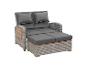 Graues Rattan-Gartensofa mit Kissen und ausziehbarer Fußstütze.
