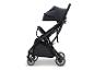 Schwarzer Kinderwagen mit Verdeck und Rädern, Seitenansicht.