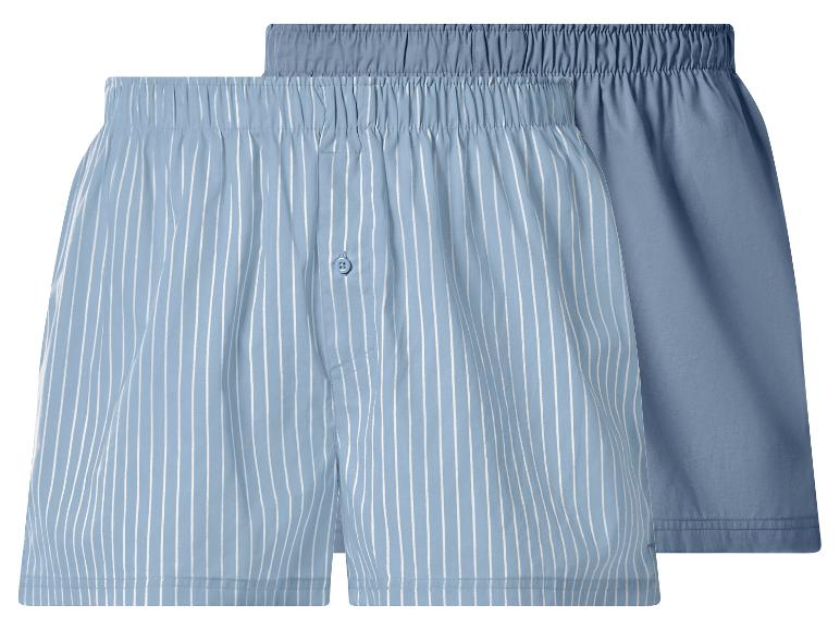Zwei blaue Boxershorts, eine gestreift und eine unifarben.