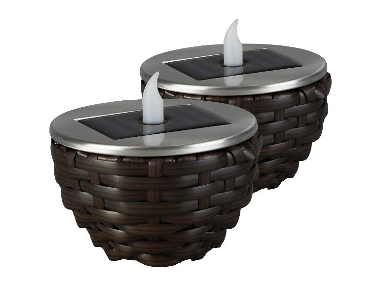 Zwei braune Rattan-Solarlampen mit weißen LED-Lichtern
