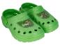 Ein Paar grüne Clogs mit einem 'Craft Without Limits' Abenteuerclub-Logo.