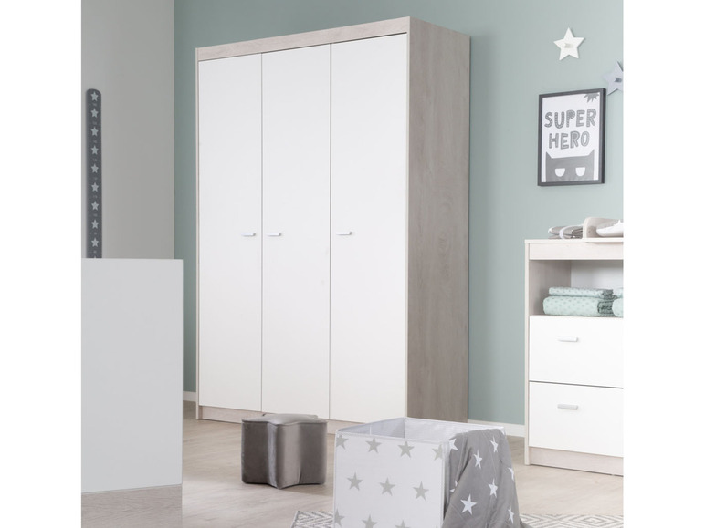 Ein weißer Kleiderschrank mit drei Türen in einem Kinderzimmer.