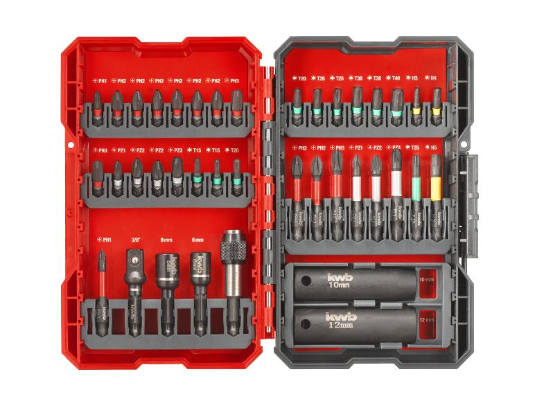 Rot-grauer Koffer mit verschiedenen Schrauberbits, Steckschlüsseln und Adaptern.