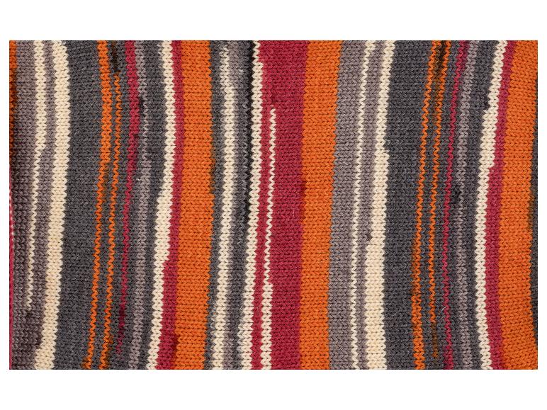 Mehrfarbiger gestreifter Strickstoff in Orange- und Grautönen.