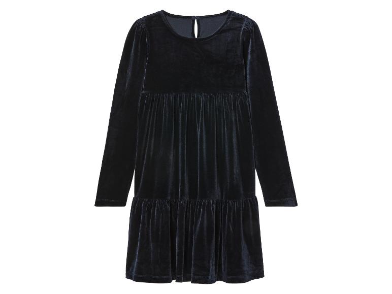 Ein dunkelblaues Samtkleid mit langen Ärmeln.