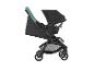 Schwarzer Kinderwagen mit türkisfarbener Rückenlehne und schwarzem Autositz.