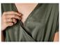 Olivengrünes Wickelkleid aus Satin und ein eleganter Ring.