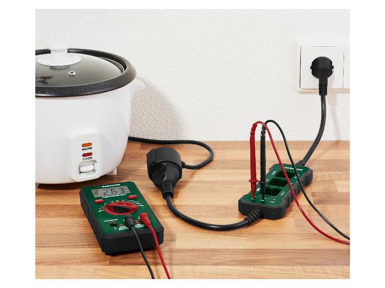 Ein Parkside Digitalmultimeter mit Messspitzen, Prüfklemmen und einem Stecker für einen Reiskocher.