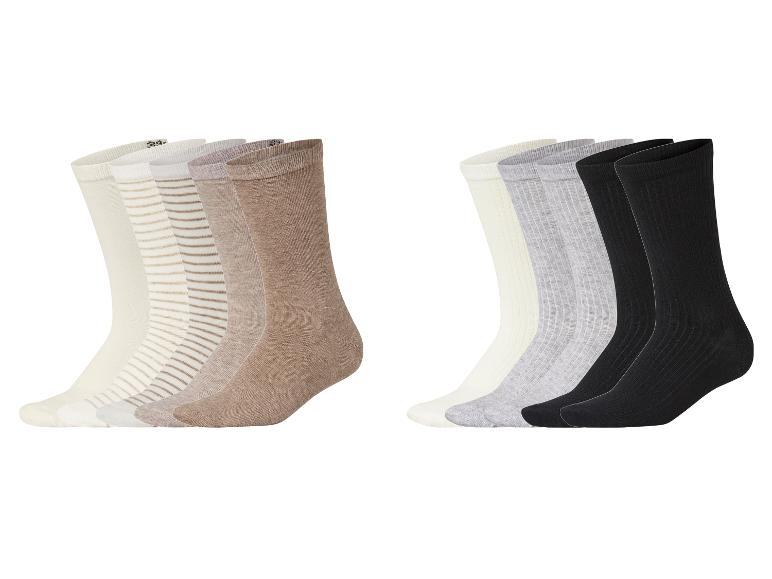 Zwei Sets mit fünf Paar Socken in verschiedenen neutralen Farben und Mustern.