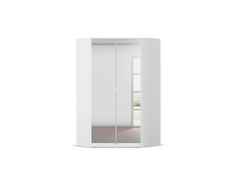 Weißer Eckkleiderschrank mit Spiegeltüren, der einen Raum mit Fenster widerspiegelt.