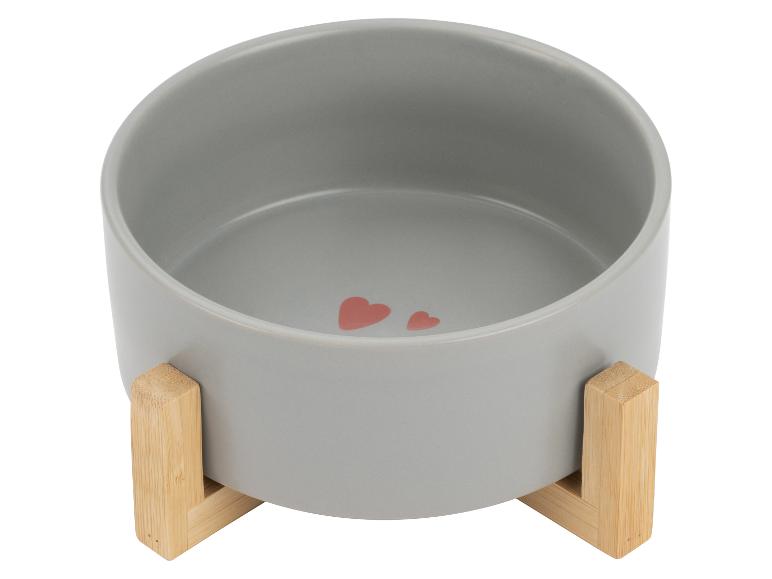 Grauer Keramik-Futternapf für Haustiere mit Holzständer und zwei rosa Herzen.