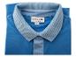 Ein blaues Lacoste Poloshirt mit hellblauem Kragen.
