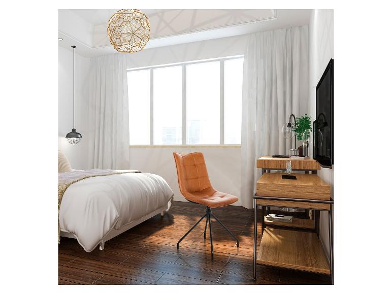 Schlafzimmer mit weißem Bett, braunem Stuhl und Holzschrank mit Fernseher.