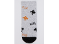 Graue Halloween-Socken mit orangefarbenen und schwarzen Geistern und dem Text „BOO!“