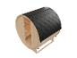 Holzfasssauna mit schwarzem Schindeldach und Glastür.