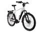 Weißes E-Bike mit Gepäckträger und Schutzblechen, von vorne schräg gesehen