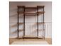 Modulares Holzregal mit schwarzen Metallstangen und Kleiderstange.