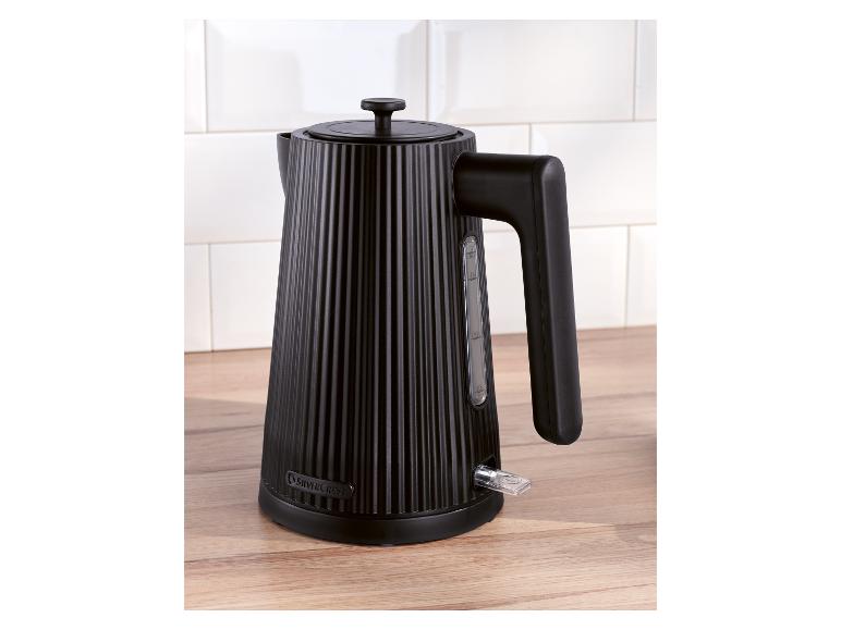 Schwarzer SILVERCREST Wasserkocher mit gerilltem Design auf einer Küchenarbeitsplatte.