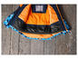 Eine blaue und orangefarbene Winterjacke mit einem Namensschild.