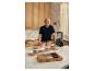 Andre Agassi in der Küche mit SILVERCREST® Premium-Messern mit Walnussholz-Griff.