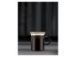 Kaffeebecher aus Glas und Metall mit schwarzem Griff auf dunklem Hintergrund.