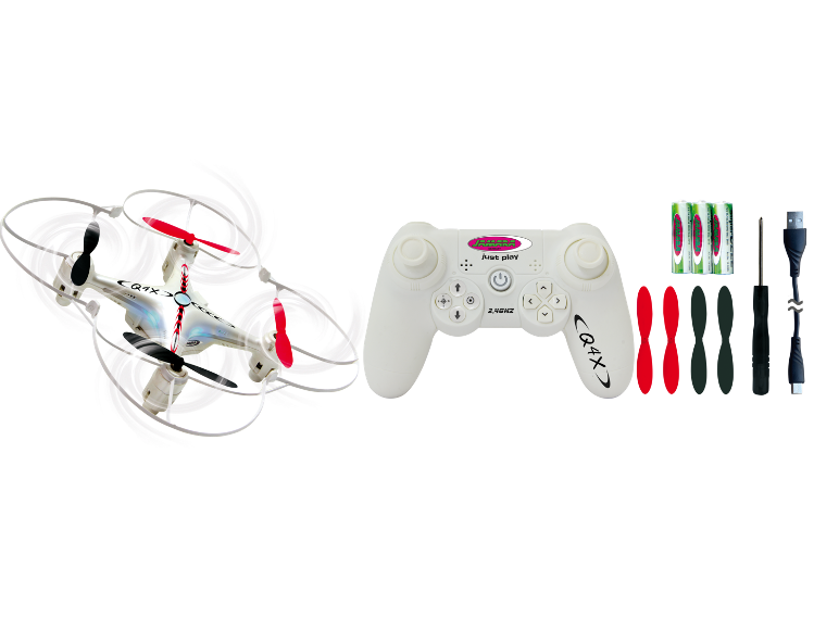 Weißer Quadrocopter mit Fernsteuerung, Batterien, Ersatzrotoren und Kabel.