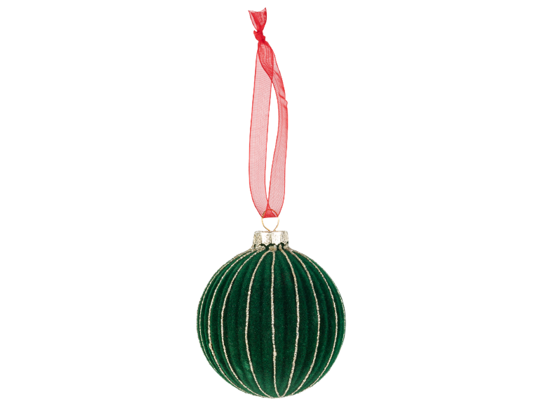 Grüne Samt-Weihnachtskugel mit silbernen Glitzerstreifen und rotem Band.