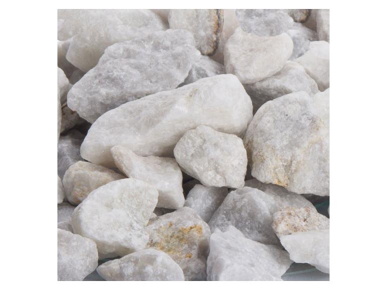 Nahaufnahme von weißen Ziersteinen, einige mit hellbraunen und grauen Farbtönen.