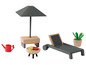 Ein Holzspielzeug-Set mit einer Liege, einem Sonnenschirm, einem Grill und einer Pflanze.
