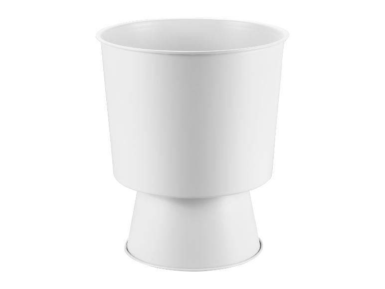 Weißer Metall-Pflanztopf mit Sockel